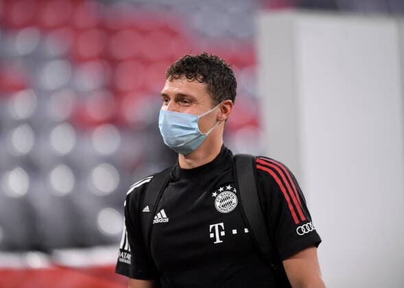 13.06.2020, FC Bayern Muenchen - Borussia Moenchengladbach 13.06.2020, Fussball 1. Bundesliga 2019 2020, 32. Spieltag, FC Bayern Muenchen - Borussia Moenchengladbach, in der Allianz-Arena Muenchen, Benjamin Pavard (Bayern München) nach dem Spiel mit Gesichtsmaske. Foto: Bernd Feil M.i.S. Pool Nur für journalistische Zwecke! Only for editorial use! Gemäß den Vorgaben der DFL Deutsche Fußball Liga ist es untersagt, in dem Stadion und oder vom Spiel angefertigte Fotoaufnahmen in Form von Sequenzbildern und oder videoähnlichen Fotostrecken zu verwerten bzw. verwerten zu lassen. DFL regulations prohibit any use of photographs as image sequences and or quasi-video. National and international NewsAgencies OUT. Muenchen Bayern Deutschland