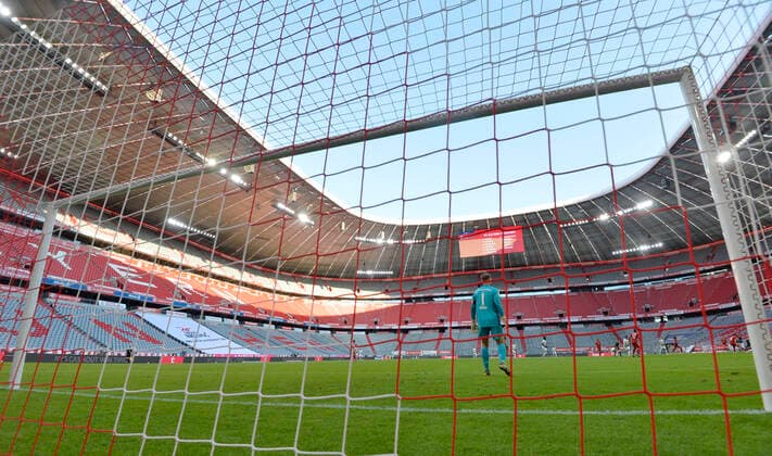 13.06.2020, FC Bayern Muenchen - Borussia Moenchengladbach 13.06.2020, Fussball 1. Bundesliga 2019 2020, 32. Spieltag, FC Bayern Muenchen - Borussia Moenchengladbach, in der Allianz-Arena Muenchen, Geisterspiel vor leeren Rängen. Foto: Bernd Feil M.i.S. Pool Nur für journalistische Zwecke! Only for editorial use! Gemäß den Vorgaben der DFL Deutsche Fußball Liga ist es untersagt, in dem Stadion und oder vom Spiel angefertigte Fotoaufnahmen in Form von Sequenzbildern und oder videoähnlichen Fotostrecken zu verwerten bzw. verwerten zu lassen. DFL regulations prohibit any use of photographs as image sequences and or quasi-video. National and international NewsAgencies OUT. Muenchen Bayern Deutschland *** 13 06 2020, FC Bayern Muenchen Borussia Moenchengladbach 13 06 2020, Football 1 Bundesliga 2019 2020, 32 matchday, FC Bayern Muenchen Borussia Moenchengladbach, in the Allianz Arena Munich, ghost game in front of empty stands Photo Bernd Feil M i S Pool For journalistic purposes only Only for editorial use According to the regulations of the DFL Deutsche Fußball Liga, it is prohibited to use or have used photographs taken in the stadium and or of the match in the form of sequence images and or video-like photo sequences DFL regulations prohibit any use of photographs as image sequences and or quasi video National and international NewsAgencies OUT Munich Bavaria Germany Poolfoto ,EDITORIAL USE ONLY