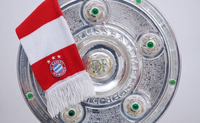 Sport Bilder des Tages FUSSBALL 1. BUNDESLIGA SAISON 2019 2020 14.06.2020 Der FC Bayern Muenchen steht vor dem Gewinn der 30. Deutschen Meisterschaft: Meisterschale mit Fanschal