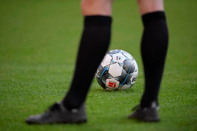 13.06.2020, FC Bayern Muenchen - Borussia Moenchengladbach 13.06.2020, Fussball 1. Bundesliga 2019 2020, 32. Spieltag, FC Bayern Muenchen - Borussia Moenchengladbach, in der Allianz-Arena Muenchen, Spielball. Foto: Bernd Feil M.i.S. Pool Nur für journalistische Zwecke! Only for editorial use! Gemäß den Vorgaben der DFL Deutsche Fußball Liga ist es untersagt, in dem Stadion und oder vom Spiel angefertigte Fotoaufnahmen in Form von Sequenzbildern und oder videoähnlichen Fotostrecken zu verwerten bzw. verwerten zu lassen. DFL regulations prohibit any use of photographs as image sequences and or quasi-video. National and international NewsAgencies OUT. Muenchen Bayern Deutschland *** 13 06 2020, FC Bayern Muenchen Borussia Moenchengladbach 13 06 2020, Soccer 1 Bundesliga 2019 2020, 32 matchday, FC Bayern Muenchen Borussia Moenchengladbach, in the Allianz Arena Munich, match ball Photo Bernd Feil M i S Pool Only for journalistic purposes Only for editorial use According to the regulations of the DFL Deutsche Fußball Liga it is prohibited to use or have used photographs taken in the stadium and or of the match in the form of sequence images and or video-like photo sequences DFL regulations prohibit any use of photographs as image sequences and or quasi video National and international NewsAgencies OUT Munich Bavaria Germany Poolfoto ,EDITORIAL USE ONLY