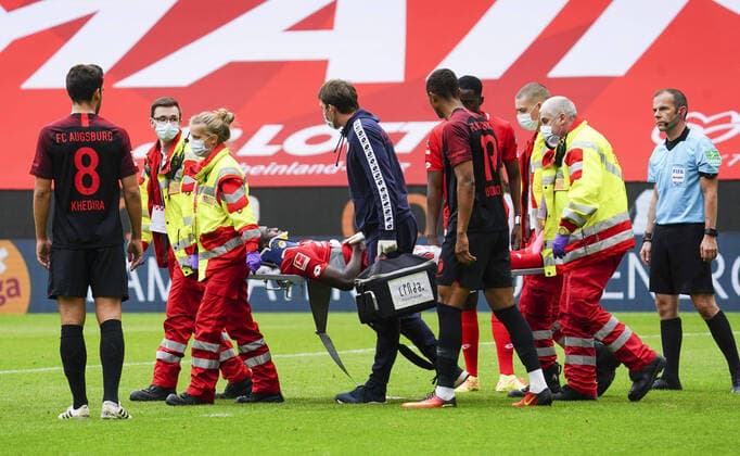 Bilder des Jahres 2020, Sport 06 Juni Sport Themen der Woche KW24 Sport Bilder des Tages Fussball - 1. Bundesliga - 1. FSV Mainz 05 - FC Augsburg Fussball - 1. Bundesliga - 1. FSV Mainz 05 - FC Augsburg - 14.06.2020, Verletzung bei Taiwo Awoniyi (Mainz), Bildnachweis: hasan bratic rscp-photo DFL regulations prohibit any use of photographs as image sequences and or quasi-video. EDITORIAL USE ONLY. National and international News-Agencies OUT. Mainz OPEL ARENA Rheinland-Pfalz Germany *** Fussball 1 Bundesliga 1 FSV Mainz 05 FC Augsburg Fussball 1 Bundesliga 1 FSV Mainz 05 FC Augsburg 14 06 2020, injury at Taiwo Awoniyi Mainz , Picture credits hasan bratic rscp photo DFL regulations prohibit any use of photographs as image sequences and or quasi video EDITORIAL USE ONLY National and international News Agencies OUT Mainz OPEL ARENA Rheinland Pfalz Germany Poolfoto hasan bratic rscp-photo ,EDITORIAL USE ONLY