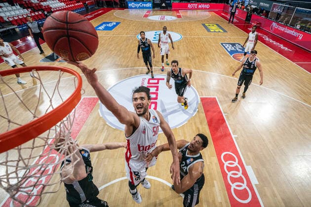 Bilder des Jahres 2020, Sport 06 Juni Sport Themen der Woche KW25 Sport Bilder des Tages Basketball easyCredit BBL Final-Turnier Basketball München 15.06.2020 Saison 2019 2020 easyCredit BBL Final-Turnier 2020 Vorrunde Gruppe B Spieltag 5 RASTA Vechta - Brose Bamberg Assem Marei (Bamberg, No.50) Ishmail Wainright (Vechta, No.24) München Audi-Dome Deutschland *** Basketball easyCredit BBL Final Tournament Basketball Munich 15 06 2020 Season 2019 2020 easyCredit BBL Final Tournament 2020 Preliminary Round Group B Matchday 5 RASTA Vechta Brose Bamberg Assem Marei Bamberg, No 50 Ishmail Wainright Vechta, No 24 Munich Audi Dome Germany
