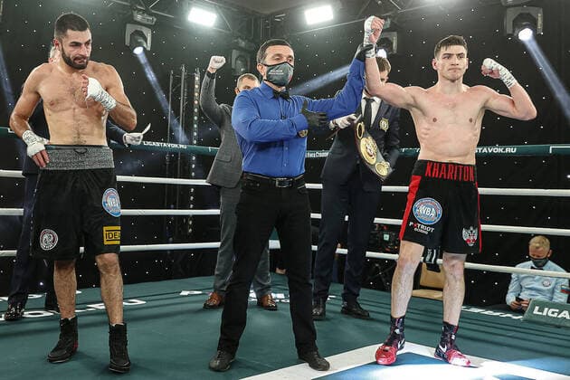 Bilder des Jahres 2020, Sport 06 Juni Sport Themen der Woche KW25 MOSCOW, RUSSIA â€“ JUNE 15, 2020: Russian boxer Khariton Agrba (R) is announced winner of a WBA Super Lightweight Continental title bout against Armenian boxer Manuk Dilanyan (L) at a boxing event organised by Liga Stavok betting company. The boxing event, which included two boxing bouts and took place without spectators, is the first to be held in Moscow after the lockdown, which was imposed in Moscow from 30 March to 9 June in connection with the novel coronavirus pandemic. Ruslan Kolesnikov Boxing Federation of Russia TASS  TS0DCAC1