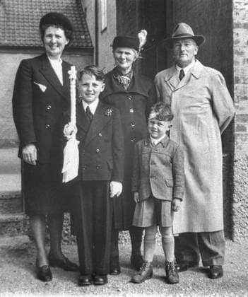 Erstkommunion von Bruder Walter v,l, Mutter Antonie;Bruder Walter;Großmuter Maria;Franz;Großvater Karl Famiele Beckenbauer