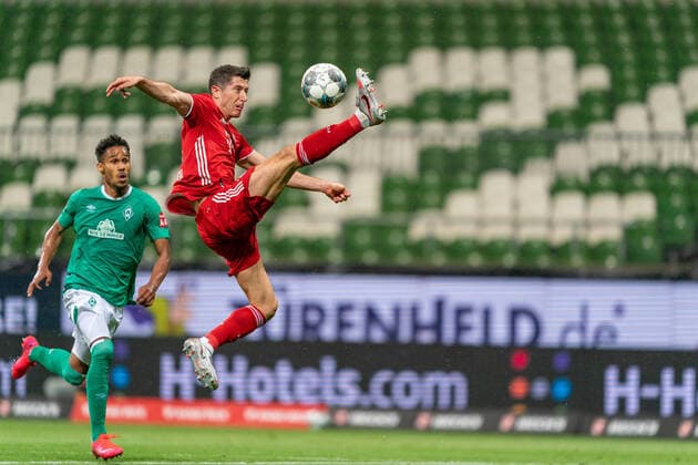 Bilder des Jahres 2020, Sport 06 Juni Sport Themen der Woche KW25 Sport Bilder des Tages SV Werder Bremen vs Bayern Muenchen 16.06.2020 Davie Selke (SV Werder Bremen 09), Theodor Gebre Selassie (Werder Bremen 23) nphgm001: Fussball: 1. Bundesliga: Saison 19 20: 32. Spieltag: SV Werder Bremen vs Bayern Muenchen 16.06.2020 Foto: gumzmedia nordphoto POOL DFL regulations prohibit any use of photographs as image sequences and or quasi-video. EDITORIAL USE ONLY National and international News-Agencies OUT. Bremen wohninvest Weserstadion Bremen DEUTSCHLAND *** SV Werder Bremen vs Bayern Muenchen 16 06 2020 Davie Selke SV Werder Bremen 09 , Theodor Gebre Selassie Werder Bremen 23 Sport nphgm001 Football 1 Bundesliga Season 19 20 32 Matchday SV Werder Bremen vs Bayern Muenchen 16 06 2020 Foto gumzmedia nordphoto POOL DFL regulations prohibit any use of photographs as image sequences and or quasi video EDITORIAL USE ONLY National and international News Agencies OUT Bremen wohninvest Weserstadion Bremen GERMANY Poolfoto gumzmedia nordphoto ,EDITORIAL USE ONLY