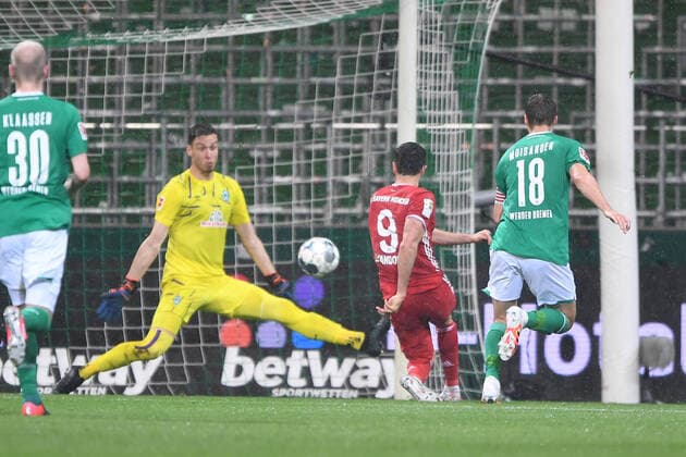 SV Werder Bremen - FC Bayern Muenchen, 16.06.2020 Robert Lewandowski (Bayern Muenchen) schiesst das Tor zum 0-1 gegen Jiri Pavlenka (Werder Bremen). Fussball: 1. Bundesliga: Saison 19 20: 32. Spieltag: SV Werder Bremen - FC Bayern Muenchen, 16.06.2020 Foto: Marvin Ibo Güngör GES POOL Bremen HB Deutschland *** SV Werder Bremen FC Bayern Muenchen, 16 06 2020 Robert Lewandowski Bayern Muenchen scores the goal for 0 1 against Jiri Pavlenka Werder Bremen Sport Fussball 1 Bundesliga season 19 20 32 Matchday SV Werder Bremen FC Bayern Muenchen, 16 06 2020 Photo Marvin Ibo Güngör GES POOL Bremen HB Germany Poolfoto Marvin Ibo Güngör GES POOL ,EDITORIAL USE ONLY