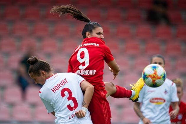 17.06.2020 - Fußball, Frauen Bundesliga, 2019 2020, 20. Spieltag, 1. FC Köln - FC Bayern München: (L-R) Sabrina Horvat (Köln), Jovana Damnjanovic (München) DFB REGULATIONS PROHIBIT ANY USE OF PHOTOGRAPHS AS IMAGE SEQUENCES AND OR QUASI-VIDEO. Foto: Noah Wedel Köln Nordrhein-Westfalen Deutschland Franz-Kremer-Stadion