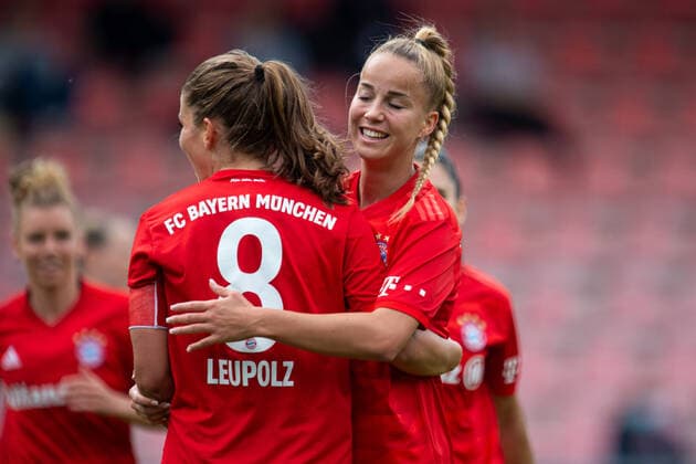17.06.2020 - Fußball, Frauen Bundesliga, 2019 2020, 20. Spieltag, 1. FC Köln - FC Bayern München: (L-R) Melanie Leupolz (München) jubelt nach ihrem Tor zum 0:1 mit Giulia Gwinn (München) DFB REGULATIONS PROHIBIT ANY USE OF PHOTOGRAPHS AS IMAGE SEQUENCES AND OR QUASI-VIDEO. Foto: Noah Wedel Köln Nordrhein-Westfalen Deutschland Franz-Kremer-Stadion