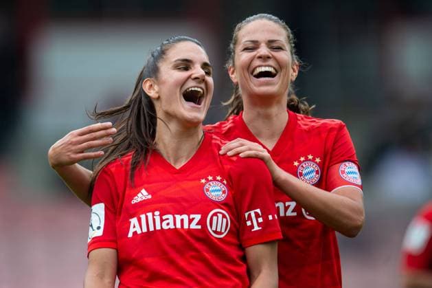 17.06.2020 - Fußball, Frauen Bundesliga, 2019 2020, 20. Spieltag, 1. FC Köln - FC Bayern München: (L-R) Jovana Damnjanovic (München) jubelt nach ihrem Tor zum 0:2 mit Melanie Leupolz (München) DFB REGULATIONS PROHIBIT ANY USE OF PHOTOGRAPHS AS IMAGE SEQUENCES AND OR QUASI-VIDEO. Foto: Noah Wedel Köln Nordrhein-Westfalen Deutschland Franz-Kremer-Stadion