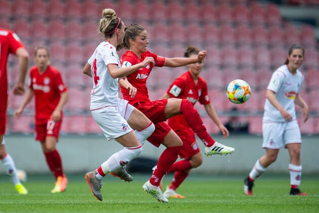 17.06.2020 - Fußball, Frauen Bundesliga, 2019 2020, 20. Spieltag, 1. FC Köln - FC Bayern München: (L-R) Theresa Gosch (Köln), Melanie Leupolz (München) DFB REGULATIONS PROHIBIT ANY USE OF PHOTOGRAPHS AS IMAGE SEQUENCES AND OR QUASI-VIDEO. Foto: Noah Wedel Köln Nordrhein-Westfalen Deutschland Franz-Kremer-Stadion