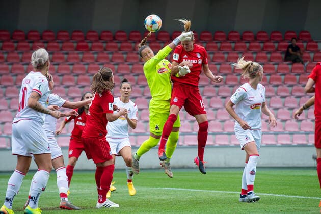 17.06.2020 - Fußball, Frauen Bundesliga, 2019 2020, 20. Spieltag, 1. FC Köln - FC Bayern München: (M) Carina Wenninger (München) macht das Tor zum 0:3 vor Elvira Herzog (Köln) DFB REGULATIONS PROHIBIT ANY USE OF PHOTOGRAPHS AS IMAGE SEQUENCES AND OR QUASI-VIDEO. Foto: Noah Wedel Köln Nordrhein-Westfalen Deutschland Franz-Kremer-Stadion