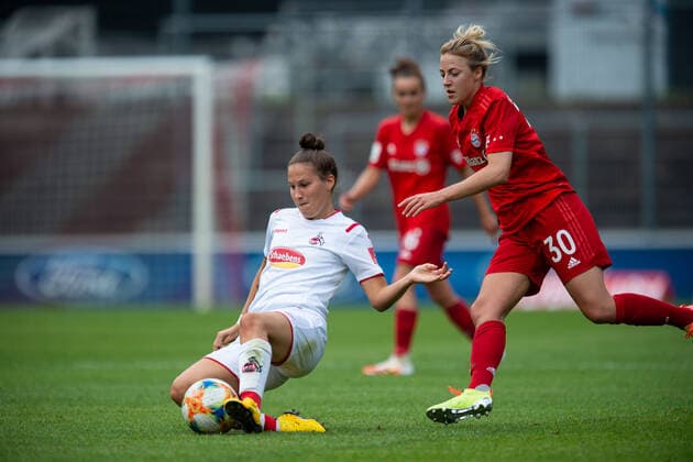 17.06.2020 - Fußball, Frauen Bundesliga, 2019 2020, 20. Spieltag, 1. FC Köln - FC Bayern München: (L-R) Sabrina Horvat (Köln), Carolin Simon (München) DFB REGULATIONS PROHIBIT ANY USE OF PHOTOGRAPHS AS IMAGE SEQUENCES AND OR QUASI-VIDEO. Foto: Noah Wedel Köln Nordrhein-Westfalen Deutschland Franz-Kremer-Stadion