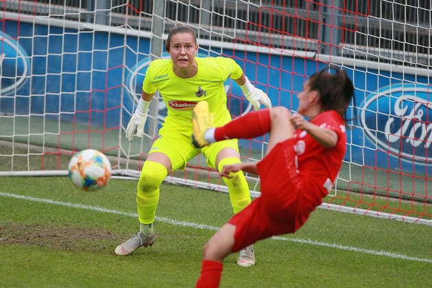 1.FC Köln vs. Bayern München Fussball 1. Bundesliga Frauen von links: Elvira Herzog (1.FC Köln), Jovana Dammjanovic (Bayern), 17.06.2020
