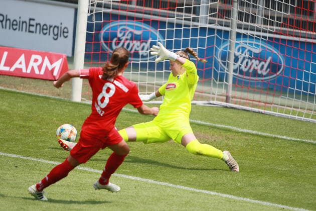 1.FC Köln vs. Bayern München Fussball 1. Bundesliga Frauen von links: Melanie Leupolz (Bayern), Elvira Herzog (1.FC Köln), 17.06.2020