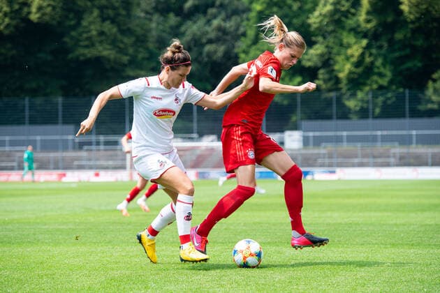 17.06.2020 - Fußball, Frauen Bundesliga, 2019 2020, 20. Spieltag, 1. FC Köln - FC Bayern München: (L-R) Lucia Ondrusova (Köln), Carina Wenninger (München) DFB REGULATIONS PROHIBIT ANY USE OF PHOTOGRAPHS AS IMAGE SEQUENCES AND OR QUASI-VIDEO. Foto: Noah Wedel Köln Nordrhein-Westfalen Deutschland Franz-Kremer-Stadion