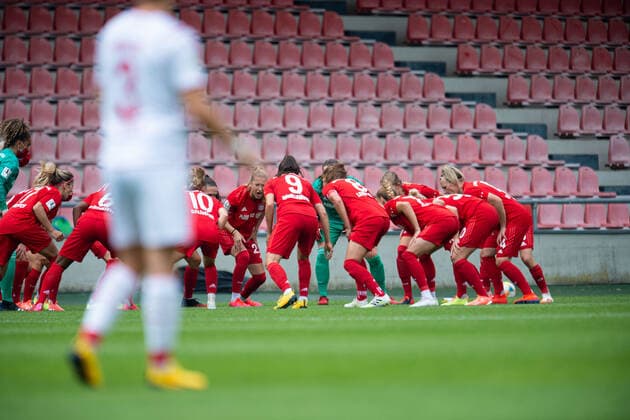 17.06.2020 - Fußball, Frauen Bundesliga, 2019 2020, 20. Spieltag, 1. FC Köln - FC Bayern München: Die Münchener Spielerinnen, Mannschaft (München) schwören sich auf das Spiel mit Abstand ein DFB REGULATIONS PROHIBIT ANY USE OF PHOTOGRAPHS AS IMAGE SEQUENCES AND OR QUASI-VIDEO. Foto: Noah Wedel Köln Nordrhein-Westfalen Deutschland Franz-Kremer-Stadion
