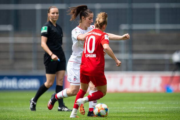 17.06.2020 - Fußball, Frauen Bundesliga, 2019 2020, 20. Spieltag, 1. FC Köln - FC Bayern München: (L-R) Karoline Kohr (Köln), Linda Dallmann (München) DFB REGULATIONS PROHIBIT ANY USE OF PHOTOGRAPHS AS IMAGE SEQUENCES AND OR QUASI-VIDEO. Foto: Noah Wedel Köln Nordrhein-Westfalen Deutschland Franz-Kremer-Stadion