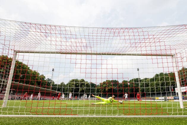 FLYERALARM Frauen Fussball Bundesliga; 1. FC Koeln - FC Bayern Muenchen; 17.06.2020 Parade Elvira Herzog ( 32, 1. FC Koeln) FLYERALARM Frauen Fussball Bundesliga, 1. FC Koeln - FC Bayern Muenchen, Koeln, Franz-Kremer-Stadion DFL REGULATIONS PROHIBIT ANY USE OF PHOTOGRAPHS AS IMAGE SEQUENCES AND OR QUASI-VIDEO. Copyright: xBEAUTIFULxSPORTS Wunderlx