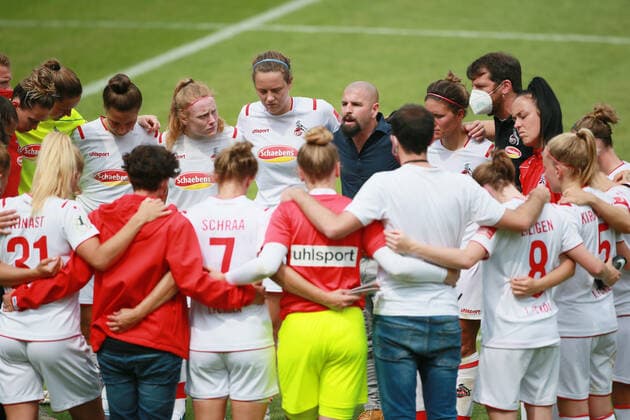 1.FC Köln vs. Bayern München Fussball 1. Bundesliga Frauen Trainer Sascha Glass (1.FC Köln) im Spielerkreis nach dem Schlußpfiff, 17.06.2020