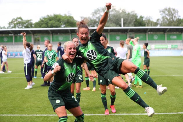 IMAGO Iconic Moments, Fußball - Frauen Bilder des Jahres 2020, Sport 06 Juni Sport Themen der Woche KW25 Sport Bilder des Tages Wolfsburg vs Freiburg, BL Frauen Wolfsburg, Deutschland 17.06.2020, FUßBALL - VfL Wolfsburg vs SC Freiburg, Flyeralarm Frauen Bundesliga, Saison 2019 20. Schlussjubel, VfL Wolfsburg Frauen ist vorzeitig Deutscher Meister 2020. Svenja Huth (VfL Wolfsburg), Sara Doorsoun (VfL Wolfsburg) Wolfsburg *** Wolfsburg vs Freiburg, BL Frauen Wolfsburg, Germany 17 06 2020, FUSSBALL VfL Wolfsburg vs SC Freiburg, Flyeralarm Frauen Bundesliga, Season 2019 20 final jubilation, VfL Wolfsburg Frauen is prematurely German Champion 2020 Svenja Huth VfL Wolfsburg , Sara Doorsoun VfL Wolfsburg Wolfsburg
