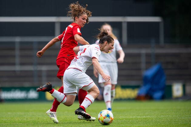 17.06.2020 - Fußball, Frauen Bundesliga, 2019 2020, 20. Spieltag, 1. FC Köln - FC Bayern München: (L-R) Melanie Leupolz (München), Karoline Kohr (Köln) DFB REGULATIONS PROHIBIT ANY USE OF PHOTOGRAPHS AS IMAGE SEQUENCES AND OR QUASI-VIDEO. Foto: Noah Wedel Köln Nordrhein-Westfalen Deutschland Franz-Kremer-Stadion