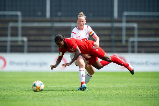 17.06.2020 - Fußball, Frauen Bundesliga, 2019 2020, 20. Spieltag, 1. FC Köln - FC Bayern München: (L-R) Lineth Beerensteyn (München), Romina Frommont (Köln) DFB REGULATIONS PROHIBIT ANY USE OF PHOTOGRAPHS AS IMAGE SEQUENCES AND OR QUASI-VIDEO. Foto: Noah Wedel Köln Nordrhein-Westfalen Deutschland Franz-Kremer-Stadion