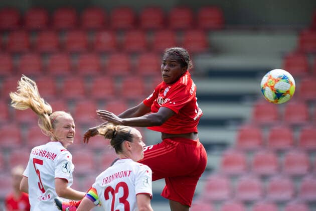 17.06.2020 - Fußball, Frauen Bundesliga, 2019 2020, 20. Spieltag, 1. FC Köln - FC Bayern München: (L-R) Anna Kirschbaum (Köln), Romina Frommont (Köln), Lineth Beerensteyn (München) DFB REGULATIONS PROHIBIT ANY USE OF PHOTOGRAPHS AS IMAGE SEQUENCES AND OR QUASI-VIDEO. Foto: Noah Wedel Köln Nordrhein-Westfalen Deutschland Franz-Kremer-Stadion