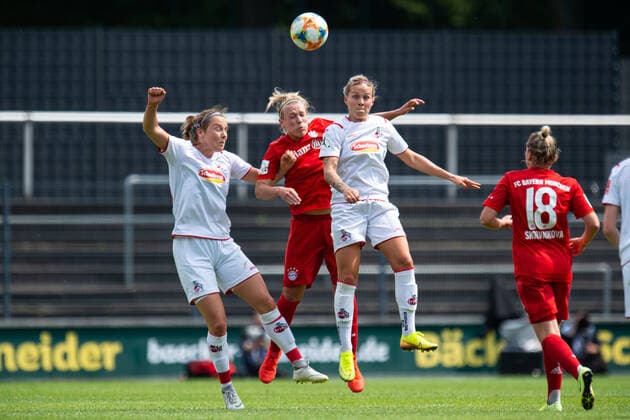 17.06.2020 - Fußball, Frauen Bundesliga, 2019 2020, 20. Spieltag, 1. FC Köln - FC Bayern München: (L-R) Sonja Giraud (Köln), Kristin Demann (München), Anna Isabelle Linden (Köln) DFB REGULATIONS PROHIBIT ANY USE OF PHOTOGRAPHS AS IMAGE SEQUENCES AND OR QUASI-VIDEO. Foto: Noah Wedel Köln Nordrhein-Westfalen Deutschland Franz-Kremer-Stadion