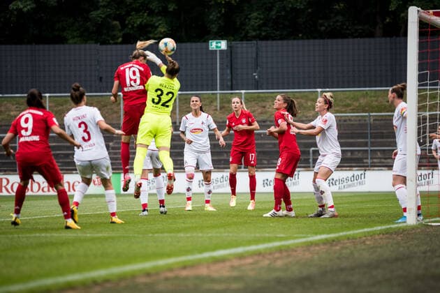 FLYERALARM Frauen Fussball Bundesliga; 1. FC Koeln - FC Bayern Muenchen; 17.06.2020 Carina Wenninger ( 19, FC Bayern Muenchen) koepft zum 0:3, Elvira Herzog ( 32, 1. FC Koeln) FLYERALARM Frauen Fussball Bundesliga, 1. FC Koeln - FC Bayern Muenchen, Koeln, Franz-Kremer-Stadion DFL REGULATIONS PROHIBIT ANY USE OF PHOTOGRAPHS AS IMAGE SEQUENCES AND OR QUASI-VIDEO. Copyright: xBEAUTIFULxSPORTS Wunderlx