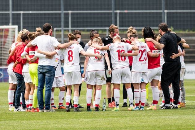 FLYERALARM Frauen Fussball Bundesliga; 1. FC Koeln - FC Bayern Muenchen; 17.06.2020 Teamkreis der FC Koeln Frauen nach Spielende FLYERALARM Frauen Fussball Bundesliga, 1. FC Koeln - FC Bayern Muenchen, Koeln, Franz-Kremer-Stadion DFL REGULATIONS PROHIBIT ANY USE OF PHOTOGRAPHS AS IMAGE SEQUENCES AND OR QUASI-VIDEO. Copyright: xBEAUTIFULxSPORTS Wunderlx