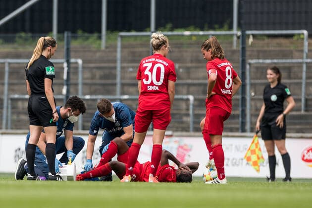 FLYERALARM Frauen Fussball Bundesliga; 1. FC Koeln - FC Bayern Muenchen; 17.06.2020 Lineth Beerensteyn ( 6, FC Bayern Muenchen) muss auf dem Feld behandelt werden FLYERALARM Frauen Fussball Bundesliga, 1. FC Koeln - FC Bayern Muenchen, Koeln, Franz-Kremer-Stadion DFL REGULATIONS PROHIBIT ANY USE OF PHOTOGRAPHS AS IMAGE SEQUENCES AND OR QUASI-VIDEO. Copyright: xBEAUTIFULxSPORTS Wunderlx