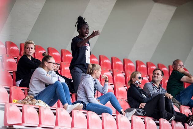Sport Bilder des Tages FLYERALARM Frauen Fussball Bundesliga; 1. FC Koeln - FC Bayern Muenchen; 17.06.2020 Eunice Beckmann ( 11, 1. FC Koeln) auf der Tribuene FLYERALARM Frauen Fussball Bundesliga, 1. FC Koeln - FC Bayern Muenchen, Koeln, Franz-Kremer-Stadion DFL REGULATIONS PROHIBIT ANY USE OF PHOTOGRAPHS AS IMAGE SEQUENCES AND OR QUASI-VIDEO. Copyright: xBEAUTIFULxSPORTS Wunderlx