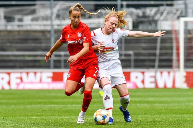 v.li.: Giulia Gwinn (FCB, 7), Amber Barett (Köln, 22), Zweikampf, Duell, duel, tackle, tackling, Dynamik, Action, Aktion, 17.06.2020, Köln (Deutschland), Fussball, Flyeralarm Frauen-Bundesliga, 1. FC Köln - FC Bayern München, DFB DFL REGULATIONS PROHIBIT ANY USE OF PHOTOGRAPHS AS IMAGE SEQUENCES AND OR QUASI-VIDEO.