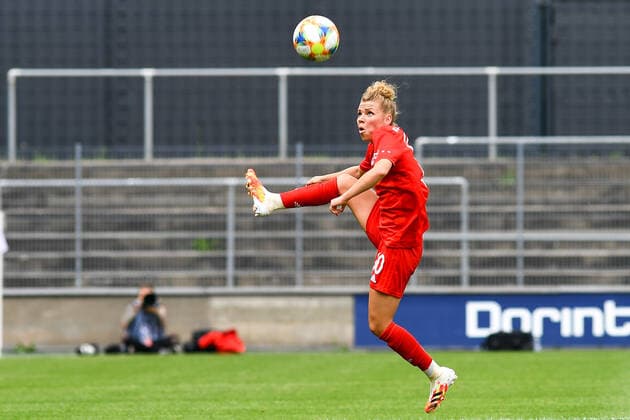 Linda Dallmann (FCB, 10) am Ball, Spielszene, Freisteller, Ganzkörper, Einzelbild, Aktion, Action, 17.06.2020, Köln (Deutschland), Fussball, Flyeralarm Frauen-Bundesliga, 1. FC Köln - FC Bayern München, DFB DFL REGULATIONS PROHIBIT ANY USE OF PHOTOGRAPHS AS IMAGE SEQUENCES AND OR QUASI-VIDEO.
