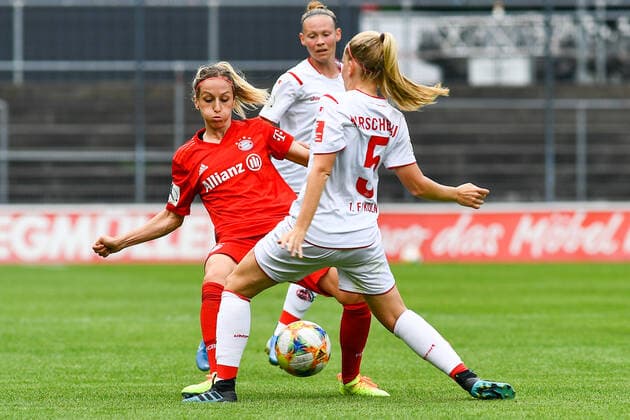 v.li.: Kathrin Julia Hendrich (Kathy Hendrich, FCB, 17), Anna Kirschbaum (Köln, 5), Zweikampf, Duell, duel, tackle, tackling, Dynamik, Action, Aktion, 17.06.2020, Köln (Deutschland), Fussball, Flyeralarm Frauen-Bundesliga, 1. FC Köln - FC Bayern München, DFB DFL REGULATIONS PROHIBIT ANY USE OF PHOTOGRAPHS AS IMAGE SEQUENCES AND OR QUASI-VIDEO.