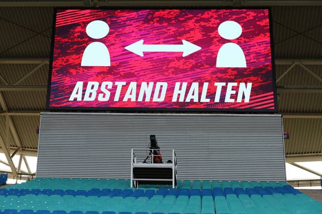 RB Leipzig - Duesseldorf 27.05.2020 Leipzig, 17.06.2020, Red Bull Arena, Fussball, Bundesliga, 32.Spieltag , RB Leipzig vs. Fortuna Duesseldorf , Im Bild: Anzeigetafel in der Redbull Arena. Corona bedingt leere Ränge und die Stadionanzeigetafel mit der Aufschrift Abstand halten . DFL regulations prohibit any use of photographs as image sequences and or quasi-video. Foto: PICTURE POINT Roger Petzsche Pool , Nur für journalistische Zwecke! Only for editorial use! Leipzig Sachsen Germany *** RB Leipzig Duesseldorf 27 05 2020 Leipzig, 17 06 2020, Red Bull Arena, Football, Bundesliga, 32 Matchday , RB Leipzig vs Fortuna Duesseldorf , In the picture scoreboard in the Redbull Arena Corona conditionally empty ranks and the stadium scoreboard with the inscription keep distance DFL regulations prohibit any use of photographs as image sequences and or quasi video Photo PICTURE POINT Roger Petzsche Pool , Only for journalistic purposes Only for editorial use Leipzig Sachsen Germany Poolfoto PICTURE POINT ,EDITORIAL USE ONLY