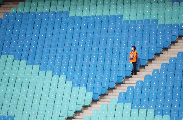 RB Leipzig - Duesseldorf 27.05.2020 Leipzig, 17.06.2020, Red Bull Arena, Fussball, Bundesliga, 32.Spieltag , RB Leipzig vs. Fortuna Duesseldorf , Im Bild: Stadionansicht Redbull Arena. Corona bedingt leere Ränge, Geisterspiel mit einer Ordnungskraft mit Maske. , DFL regulations prohibit any use of photographs as image sequences and or quasi-video. Foto: PICTURE POINT Roger Petzsche Pool , Nur für journalistische Zwecke! Only for editorial use! Leipzig Sachsen Germany *** RB Leipzig Duesseldorf 27 05 2020 Leipzig, 17 06 2020, Red Bull Arena, Soccer, Bundesliga, 32 matchday , RB Leipzig vs Fortuna Duesseldorf , In the picture stadium view Redbull Arena Corona conditionally empty ranks, ghost game with a masked police force , DFL regulations prohibit any use of photographs as image sequences and or quasi video Photo PICTURE POINT Roger Petzsche Pool , Only for journalistic purposes Only for editorial use Leipzig Sachsen Germany Poolfoto PICTURE POINT ,EDITORIAL USE ONLY