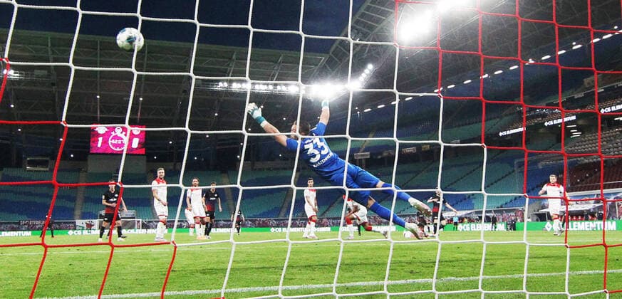 Sport Bilder des Tages RB Leipzig - Duesseldorf 27.05.2020 Leipzig, 17.06.2020, Red Bull Arena, Fussball, Bundesliga, 32.Spieltag , RB Leipzig vs. Fortuna Duesseldorf 2:2 , Tor für Leipzig zum 2:0! Im Bild: Timo Werner (11, RB Leipzig) trifft gegen Torwart Florian Kastenmeier (33, Fortuna) , DFL regulations prohibit any use of photographs as image sequences and or quasi-video. Foto: PICTURE POINT Roger Petzsche Pool , Nur für journalistische Zwecke! Only for editorial use! Leipzig Sachsen Germany *** RB Leipzig Duesseldorf 27 05 2020 Leipzig, 17 06 2020, Red Bull Arena, Soccer, Bundesliga, 32 Matchday , RB Leipzig vs Fortuna Duesseldorf 2 2 , Goal for Leipzig zum 2 0 In the picture Timo Werner 11, RB Leipzig meets goalkeeper Florian Kastenmeier 33, Fortuna , DFL regulations prohibit any use of photographs as image sequences and or quasi video Photo PICTURE POINT Roger Petzsche Pool , Only for journalistic use Leipzig Sachsen Germany Poolfoto PICTURE POINT ,EDITORIAL USE ONLY