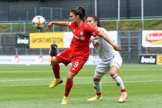 v.li.: Jovana Damnjanovic (FCB, 9), Francesa Calo (Köln, 2), Zweikampf, Duell, duel, tackle, tackling, Dynamik, Action, Aktion, 17.06.2020, Köln (Deutschland), Fussball, Flyeralarm Frauen-Bundesliga, 1. FC Köln - FC Bayern München, DFB DFL REGULATIONS PROHIBIT ANY USE OF PHOTOGRAPHS AS IMAGE SEQUENCES AND OR QUASI-VIDEO.