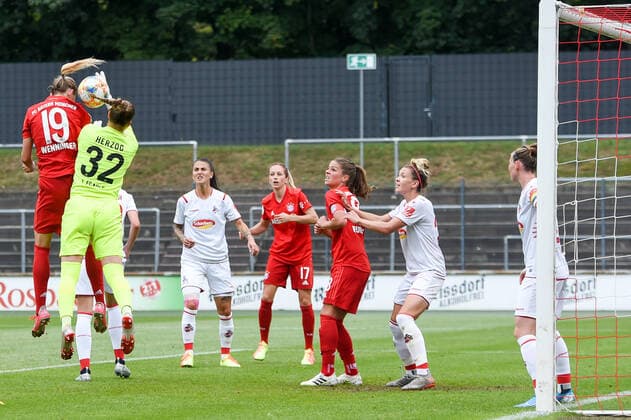 v.li.: Carina Wenninger (FCB, 19) erzielt per Kopfball das 0:3, erzielt das Tor zum 0:3 , Treffer, Torerfolg, Action, Aktion, Spielszene, 17.06.2020, Köln (Deutschland), Fussball, Flyeralarm Frauen-Bundesliga, 1. FC Köln - FC Bayern München, DFB DFL REGULATIONS PROHIBIT ANY USE OF PHOTOGRAPHS AS IMAGE SEQUENCES AND OR QUASI-VIDEO.
