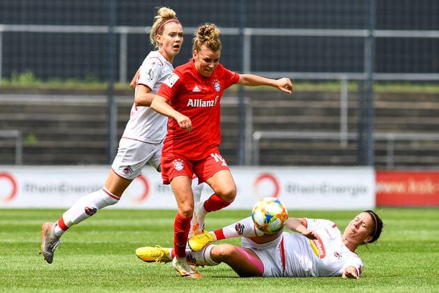 v.li.: Meike Meßmer (Köln, 20), Linda Dallmann (FCB, 10), Lucia Ondrusova (Köln, 9), Dreikampf, Duell, duel, tackle, tackling, Dynamik, Action, Aktion, 17.06.2020, Köln (Deutschland), Fussball, Flyeralarm Frauen-Bundesliga, 1. FC Köln - FC Bayern München, DFB DFL REGULATIONS PROHIBIT ANY USE OF PHOTOGRAPHS AS IMAGE SEQUENCES AND OR QUASI-VIDEO.