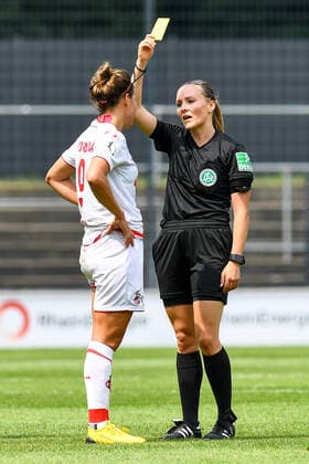 v.li.: Lucia Ondrusova (Köln, 9), Schiedsrichterin Fabienne Michel, Gelbe Karte, Verwarnung, yellow card, 17.06.2020, Köln (Deutschland), Fussball, Flyeralarm Frauen-Bundesliga, 1. FC Köln - FC Bayern München, DFB DFL REGULATIONS PROHIBIT ANY USE OF PHOTOGRAPHS AS IMAGE SEQUENCES AND OR QUASI-VIDEO.