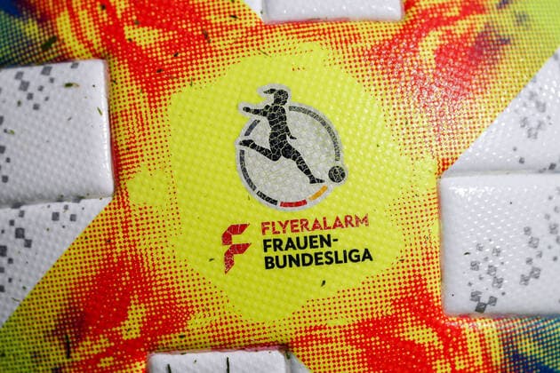 Ein Ball der Marke Adidas Conext 19 präsentiert und zeigt das Logo der Flyeralarm Frauen-Bundesliga in Großaufnahme, Nahaufnahme, Close up, Ligalogo, Sponsor, Ligasponsor, offizieller Spielball, official Match Ball, Symbolfoto, Symbolbild, Symbol, 17.06.2020, Sinsheim (Hoffenheim) (Deutschland), Fussball, Flyeralarm Frauen-Bundesliga, TSG 1899 Hoffenheim - MSV Duisburg, DFB DFL REGULATIONS PROHIBIT ANY USE OF PHOTOGRAPHS AS IMAGE SEQUENCES AND OR QUASI-VIDEO. *** A ball of the brand Adidas Conext 19 presents and shows the logo of the Flyeralarm Frauen Bundesliga in close-up, close-up, close up, league logo, sponsor, league sponsor, official match ball, official match ball, symbol photo, Symbol picture, Symbol, 17 06 2020, Sinsheim Hoffenheim Germany , Soccer, Flyeralarm Frauen Bundesliga, TSG 1899 Hoffenheim MSV Duisburg, DFB DFL REGULATIONS PROHIBIT ANY USE OF PHOTOGRAPHS AS IMAGE SEQUENCES AND OR QUASI VIDEO xozx