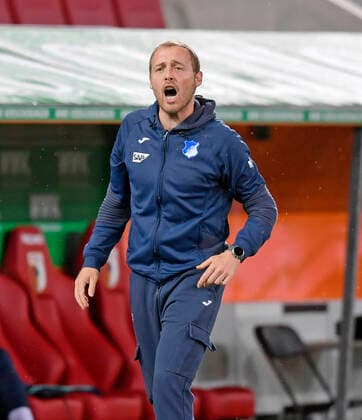 17.06.2020, FC Augsburg - Hoffenheim 17.06.2020, Fussball 1. Bundesliga 2019 2020, 32. Spieltag, FC Augsburg - TSG 1899 Hoffenheim, in der WWK-Arena Augsburg. Interimstrainer Matthias Kaltenbach (Hoffenheim) in Rage. Foto: Bernd Feil MIS Pool Nur für journalistische Zwecke! Only for editorial use! Gemäß den Vorgaben der DFL Deutsche Fußball Liga ist es untersagt, in dem Stadion und oder vom Spiel angefertigte Fotoaufnahmen in Form von Sequenzbildern und oder videoähnlichen Fotostrecken zu verwerten bzw. verwerten zu lassen. DFL regulations prohibit any use of photographs as image sequences and or quasi-video. National and international NewsAgencies OUT. Augsburg WWK-Arena Bayern Deutschland