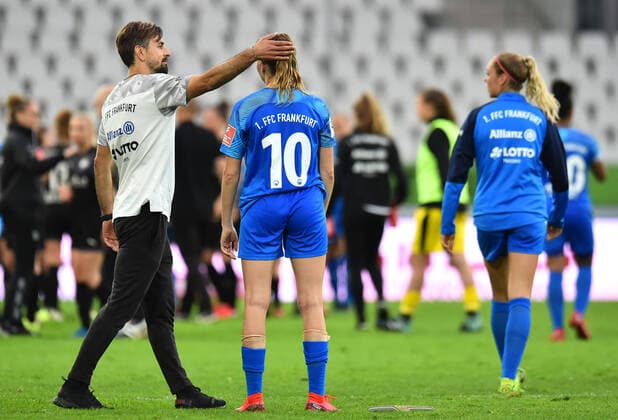 17.06.2020 - Fußball, Frauen Bundesliga, 2019 2020, 20. Spieltag, SGS Essen - 1. FFC Frankfurt: (L-R) Niko Arnautis (Trainer - Frankfurt), Laura Freigang (Frankfurt) DFB REGULATIONS PROHIBIT ANY USE OF PHOTOGRAPHS AS IMAGE SEQUENCES AND OR QUASI-VIDEO. Foto: Noah Wedel Essen Nordrhein-Westfalen Deutschland Stadion Essen
