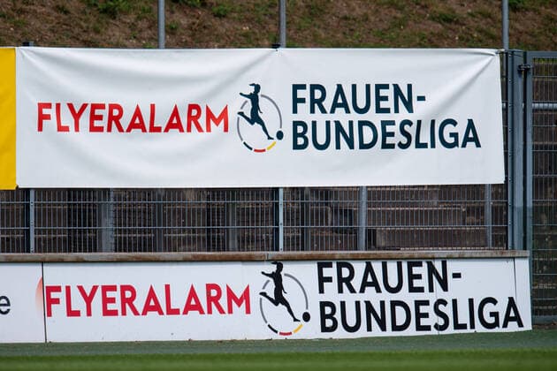 17.06.2020 - Fußball, Frauen Bundesliga, 2019 2020, 20. Spieltag, 1. FC Köln - FC Bayern München: Symbol Flyeralarm Frauen-Bundesliga DFB REGULATIONS PROHIBIT ANY USE OF PHOTOGRAPHS AS IMAGE SEQUENCES AND OR QUASI-VIDEO. Foto: Noah Wedel Köln Nordrhein-Westfalen Deutschland Franz-Kremer-Stadion *** 17 06 2020 Football, Women Bundesliga, 2019 2020, 20 Matchday, 1 FC Cologne FC Bayern Munich Symbol Flyer Alarm Women Bundesliga DFB REGULATIONS PROHIBIT ANY USE OF PHOTOGRAPHS AS IMAGE SEQUENCES AND OR QUASI VIDEO Photo Noah Wedel Cologne North Rhine-Westphalia Germany Franz Kremer Stadium