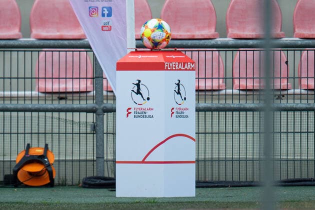 17.06.2020 - Fußball, Frauen Bundesliga, 2019 2020, 20. Spieltag, 1. FC Köln - FC Bayern München: Symbol Flyeralarm Frauen-Bundesliga DFB REGULATIONS PROHIBIT ANY USE OF PHOTOGRAPHS AS IMAGE SEQUENCES AND OR QUASI-VIDEO. Foto: Noah Wedel Köln Nordrhein-Westfalen Deutschland Franz-Kremer-Stadion *** 17 06 2020 Football, Women Bundesliga, 2019 2020, 20 Matchday, 1 FC Cologne FC Bayern Munich Symbol Flyer Alarm Women Bundesliga DFB REGULATIONS PROHIBIT ANY USE OF PHOTOGRAPHS AS IMAGE SEQUENCES AND OR QUASI VIDEO Photo Noah Wedel Cologne North Rhine-Westphalia Germany Franz Kremer Stadium
