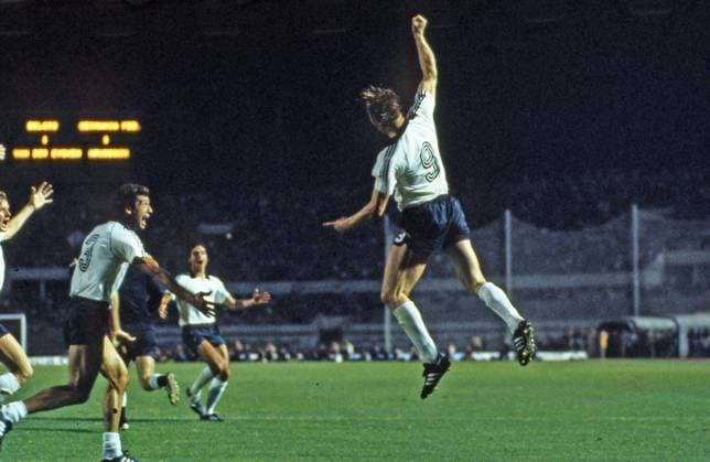 EM 1980 Deutschland - Belgien Italien, Rom, 22.06.1980, Fussball, UEFA EM 1980 in Italien, Finale, DFB Deutschland - Belgien (2:1): v.l. Bernd Cullmann, Horst Hrubesch (beide Deutschland); Jubel Tor 2:1 Hrubesch.