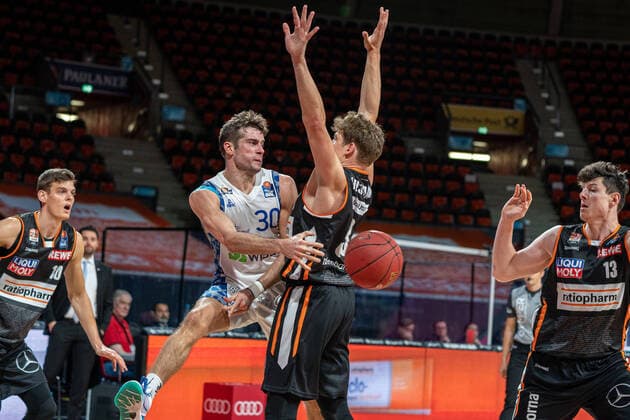 Bilder des Jahres 2020, Sport 06 Juni Sport Themen der Woche KW25 Sport Bilder des Tages 19.06.2020 Basketball easyCredit Final-Turnier Basketball München 19.06.2020 Saison 2019 2020 easyCredit BBL Final-Turnier 2020 Viertelfinale Spiel 2 ratiopharm Ulm - FRAPORT Skyliners Joe Rahon (Frankfurt, No.30) Patrick Heckmann (Ulm, No. 33) München Audi-Dome Deutschland *** 19 06 2020 Basketball easyCredit Final Tournament Basketball Munich 19 06 2020 Season 2019 2020 easyCredit BBL Final Tournament 2020 Quarterfinal Game 2 ratiopharm Ulm FRAPORT Skyliners Joe Rahon Frankfurt, No 30 Patrick Heckmann Ulm, No 33 Munich Audi Dome Germany