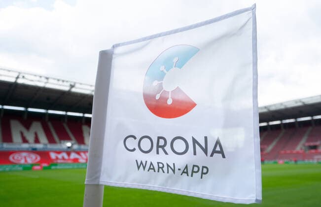 1. FSV Mainz 05 vs SV Werder Bremen 20.06.2020 Eckfahne mit der neuen Corona Warn-App fuer die Mobiltelefone in der Opel Arena Fussball: 1. Bundesliga:: nphgm001: Saison 19 20: 33. Spieltag: 1. FSV Mainz 05 vs SV Werder Bremen 20.06.2020 DFL REGULATIONS PROHIBIT ANY USE OF PHOTOGRAPHS AS IMAGE SEQUENCES AND OR QUASI VIDEO EDITORIAL USE ONLY NATIONAL AND INTERNATIONAL NEWS AGENCIES OUT Mainz